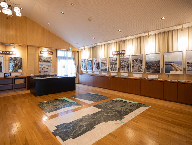 相馬市伝承鎮魂祈念館の館内。震災前の相馬市の原風景と震災後の被害状況等を紹介。