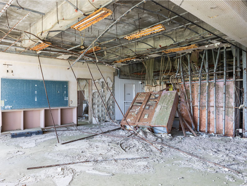 請戸小学校の館内。天井や壁面の鉄骨がむき出しになった教室。