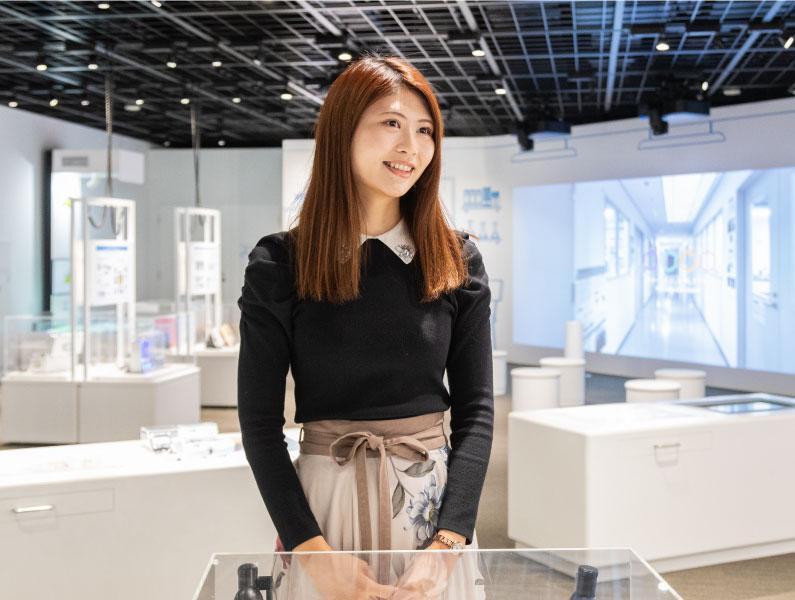 展示コーナーを解説する西原さん。リニューアルにおいても放射線に関する展示は敢えてそのままにしたという。