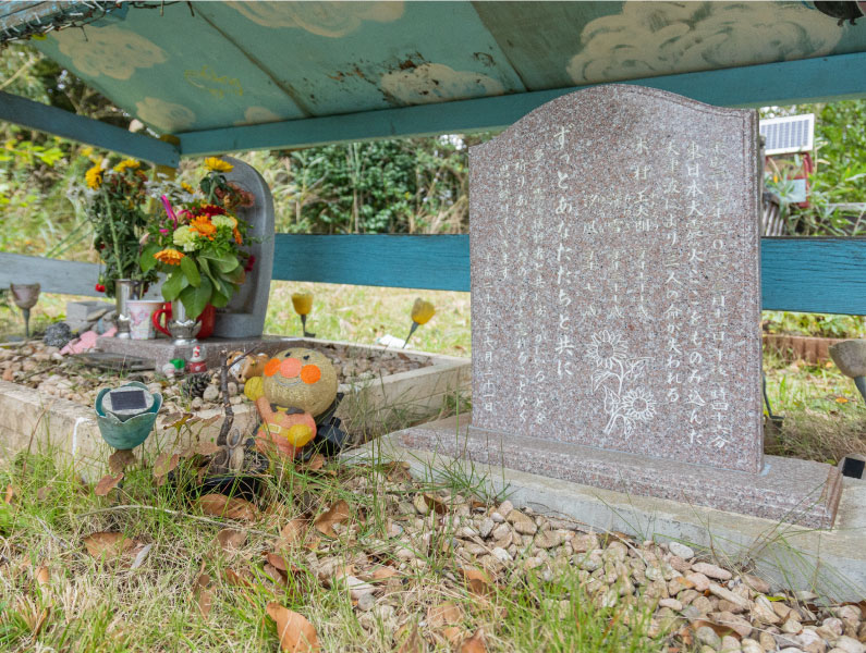 2013年7月、自宅裏の丘に建立された石碑。その前で捜索や自力設置の様子を話すことも、木村さんの語り部活動のひとつです。