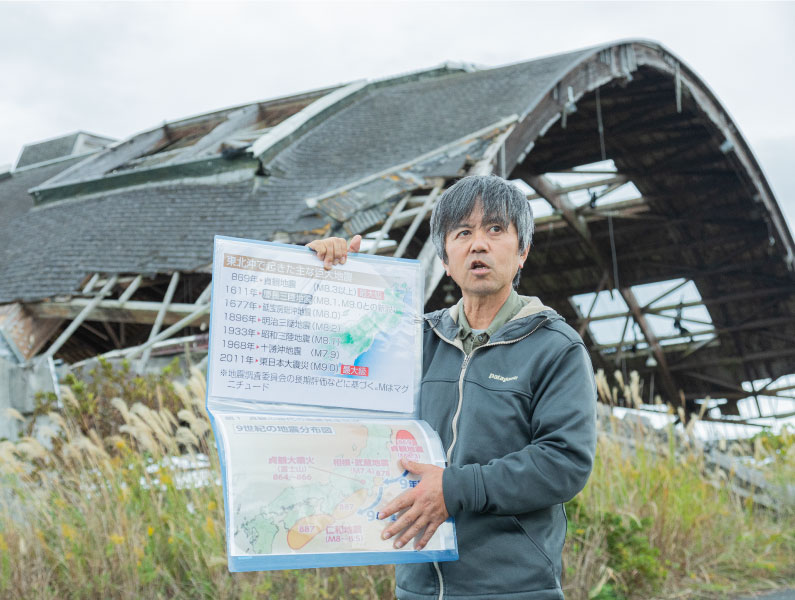 エリア内の栽培漁業センターで、東北の大地震について語る木村さん。年間被曝量を超えないよう注意しながら活動しています。
